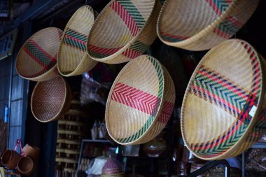 Marketrattan sepet. Rattan ya da bambu el sanatları el doğal hasır sepet yaptı demiştin hani. Sepeti hasır Tay el yapımı olduğunu. dokuma bambu olduğunu doku arka plan ve tasarım için. Geleneksel Tay dokuma hasır doku
