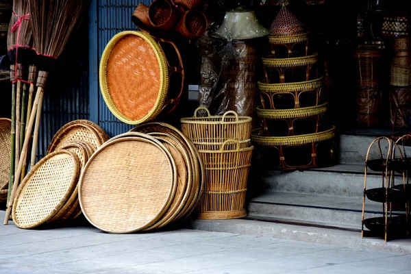 Marketrattan sepet. Rattan ya da bambu el sanatları el doğal hasır sepet yaptı demiştin hani. Sepeti hasır Tay el yapımı olduğunu. dokuma bambu olduğunu doku arka plan ve tasarım için. Geleneksel Tay dokuma hasır doku