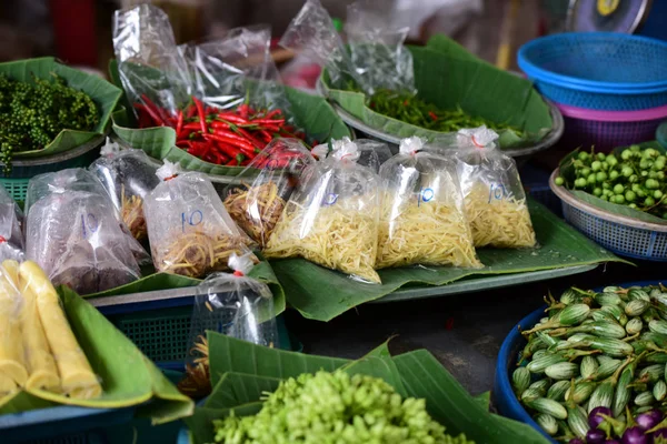 Tayland taze piyasada renkli taze sebze ve taze yiyecek.