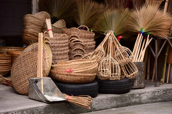 Marketrattan sepet. Rattan ya da bambu el sanatları el doğal hasır sepet yaptı demiştin hani. Sepeti hasır Tay el yapımı olduğunu. dokuma bambu olduğunu doku arka plan ve tasarım için. Geleneksel Tay dokuma hasır doku