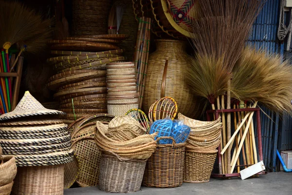 Marketrattan sepet. Rattan ya da bambu el sanatları el doğal hasır sepet yaptı demiştin hani. Sepeti hasır Tay el yapımı olduğunu. dokuma bambu olduğunu doku arka plan ve tasarım için. Geleneksel Tay dokuma hasır doku