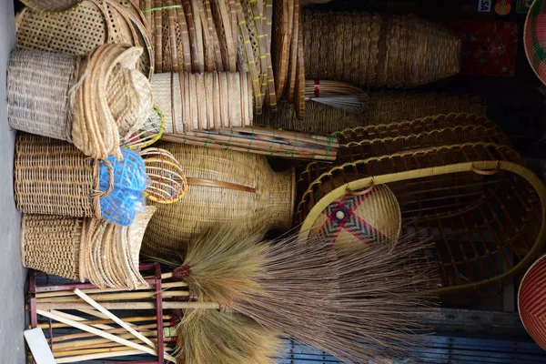 Marketrattan sepet. Rattan ya da bambu el sanatları el doğal hasır sepet yaptı demiştin hani. Sepeti hasır Tay el yapımı olduğunu. dokuma bambu olduğunu doku arka plan ve tasarım için. Geleneksel Tay dokuma hasır doku