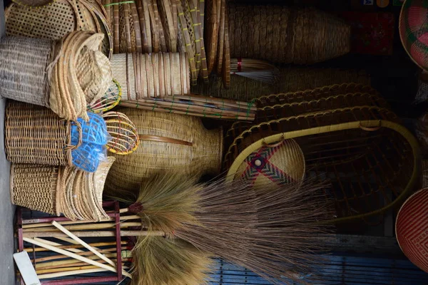 Marketrattan sepet. Rattan ya da bambu el sanatları el doğal hasır sepet yaptı demiştin hani. Sepeti hasır Tay el yapımı olduğunu. dokuma bambu olduğunu doku arka plan ve tasarım için. Geleneksel Tay dokuma hasır doku