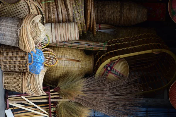 Marketrattan sepet. Rattan ya da bambu el sanatları el doğal hasır sepet yaptı demiştin hani. Sepeti hasır Tay el yapımı olduğunu. dokuma bambu olduğunu doku arka plan ve tasarım için. Geleneksel Tay dokuma hasır doku