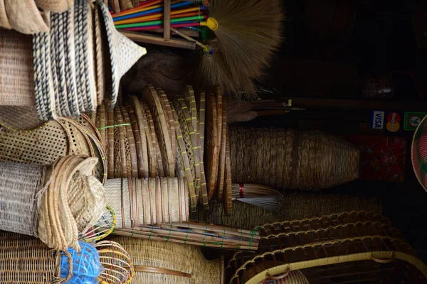 Marketrattan sepet. Rattan ya da bambu el sanatları el doğal hasır sepet yaptı demiştin hani. Sepeti hasır Tay el yapımı olduğunu. dokuma bambu olduğunu doku arka plan ve tasarım için. Geleneksel Tay dokuma hasır doku