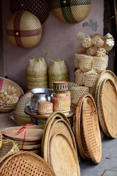 Marketrattan sepet. Rattan ya da bambu el sanatları el doğal hasır sepet yaptı demiştin hani. Sepeti hasır Tay el yapımı olduğunu. dokuma bambu olduğunu doku arka plan ve tasarım için. Geleneksel Tay dokuma hasır doku