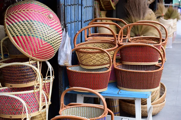 Marketrattan sepet. Rattan ya da bambu el sanatları el doğal hasır sepet yaptı demiştin hani. Sepeti hasır Tay el yapımı olduğunu. dokuma bambu olduğunu doku arka plan ve tasarım için. Geleneksel Tay dokuma hasır doku