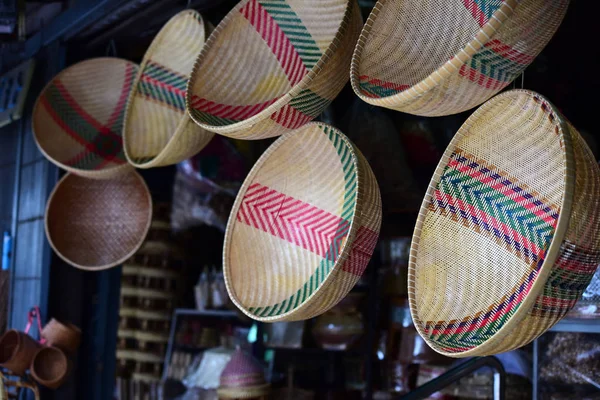 Marketrattan sepet. Rattan ya da bambu el sanatları el doğal hasır sepet yaptı demiştin hani. Sepeti hasır Tay el yapımı olduğunu. dokuma bambu olduğunu doku arka plan ve tasarım için. Geleneksel Tay dokuma hasır doku