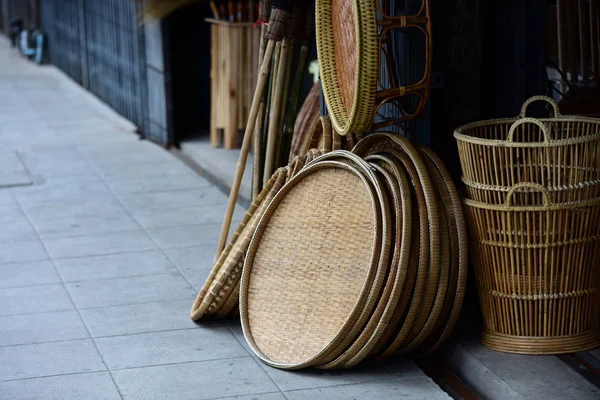 Marketrattan 藤或竹工艺品手工制作的天然稻草篮 篮子柳条是泰国手工制作 它是编织竹质地的背景和设计 传统泰式稻草织构 — 图库照片
