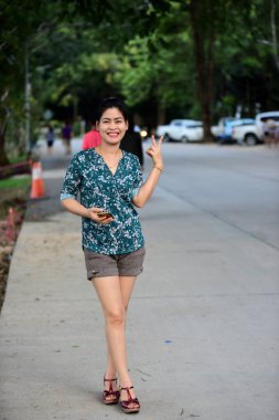 çekici beyaz gülümseyen kadın portresi