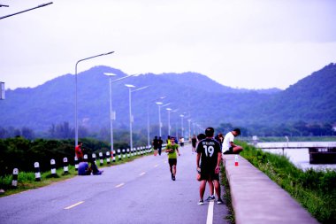 Tayland - 08 Temmuz 2018: Denizde dinlenen insanlar 