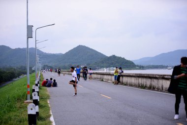 Tayland - 08 Temmuz 2018: Denizde dinlenen insanlar 