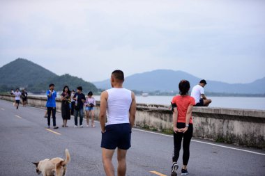 Tayland - 08 Temmuz 2018: Denizde dinlenen insanlar 