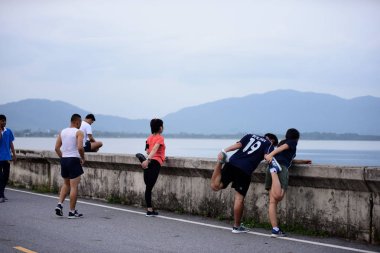Tayland - 08 Temmuz 2018: Denizde dinlenen insanlar 