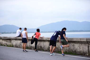 Tayland - 08 Temmuz 2018: Denizde dinlenen insanlar 