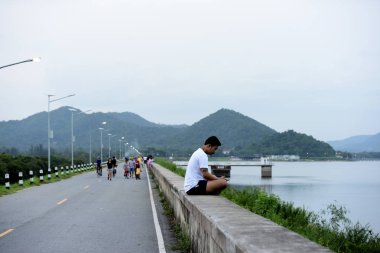 Tayland - 08 Temmuz 2018: Denizde dinlenen insanlar 