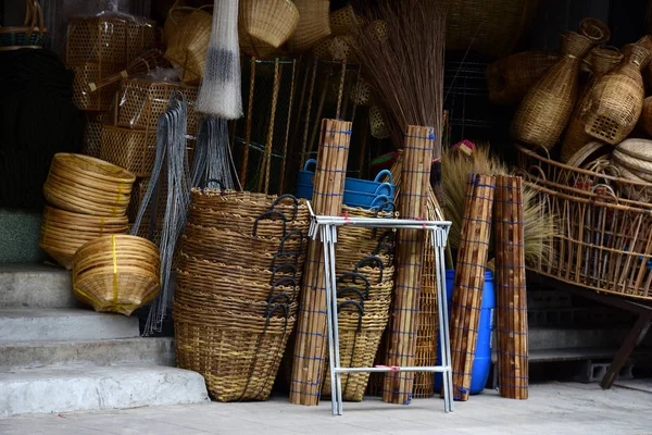 Marketrattan sepet. Rattan ya da bambu el sanatları el doğal hasır sepet yaptı demiştin hani. Sepeti hasır Tay el yapımı olduğunu. dokuma bambu olduğunu doku arka plan ve tasarım için. Geleneksel Tay dokuma hasır doku