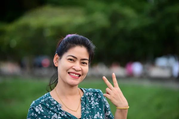 Retrato Atractiva Mujer Caucásica Sonriente —  Fotos de Stock