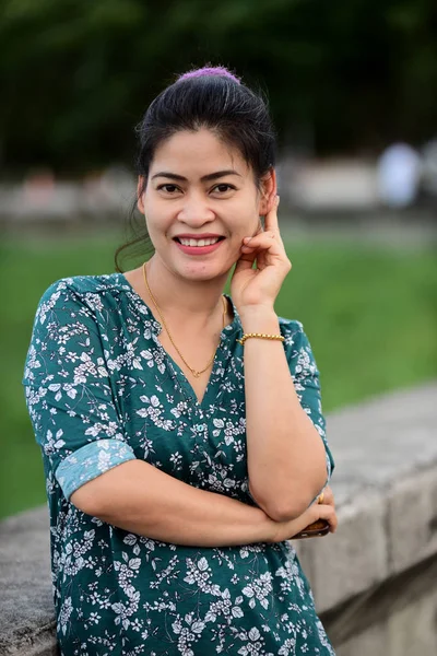 Retrato Atractiva Mujer Caucásica Sonriente —  Fotos de Stock