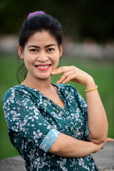 Retrato Atractiva Mujer Caucásica Sonriente —  Fotos de Stock