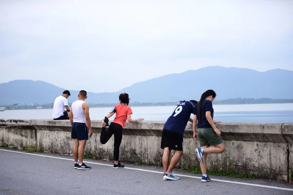 Tayland - 08 Temmuz 2018: Denizde dinlenen insanlar 