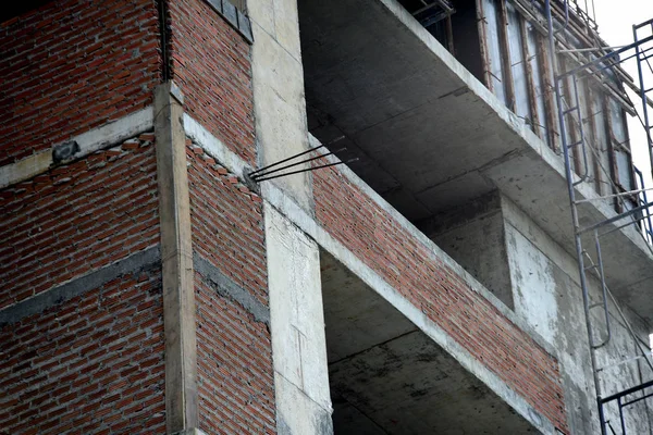 Gökyüzü arka planda inşaat binası