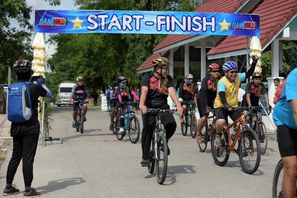 Pluak Daeng farklı gruplardan amatör sporcular etkinliğe katılan. Sağlığı geliştirme ve Pluakdaeng bölgesinde, 24 Haziran 2018: Rayong, Tayland insanlar uyuşturucu direnmeye.
