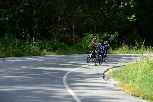 Pluak Daeng farklı gruplardan amatör sporcular etkinliğe katılan. Sağlığı geliştirme ve Pluakdaeng bölgesinde, 24 Haziran 2018: Rayong, Tayland insanlar uyuşturucu direnmeye.