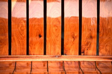 Eski ahşap ev dekorasyon ve bahçe dekorasyon sonucu eski görünüyor doğadan güzel ahşap. Ev ve Bahçe için eşyalar. Eski ahşaptan yapılmış.