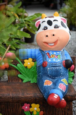 Güzel kil bebek. Bahçe dekorasyon ve ev dekorasyon için.