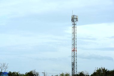 Gökyüzü arka planında yayın kulesi