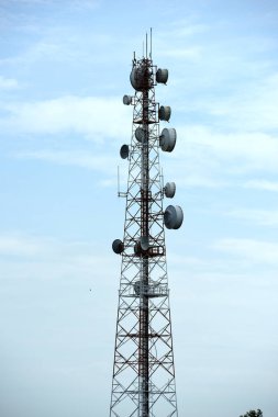 Kablosuz iletişim anteni ile parlak gökyüzü. Telekomünikasyon kule mavi gökyüzü ile antenler ile.