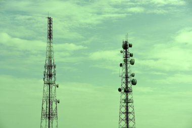 Kablosuz iletişim anteni ile parlak gökyüzü. Telekomünikasyon kule mavi gökyüzü ile antenler ile.