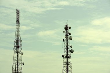 Kablosuz iletişim anteni ile parlak gökyüzü. Telekomünikasyon kule mavi gökyüzü ile antenler ile.