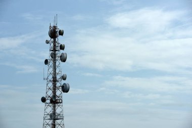 Kablosuz iletişim anteni ile parlak gökyüzü. Telekomünikasyon kule mavi gökyüzü ile antenler ile.
