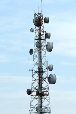 Kablosuz iletişim anteni ile parlak gökyüzü. Telekomünikasyon kule mavi gökyüzü ile antenler ile.