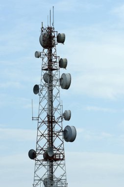 Kablosuz iletişim anteni ile parlak gökyüzü. Telekomünikasyon kule mavi gökyüzü ile antenler ile.