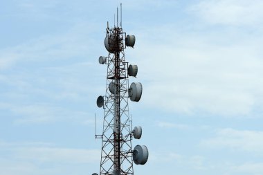 Kablosuz iletişim anteni ile parlak gökyüzü. Telekomünikasyon kule mavi gökyüzü ile antenler ile.