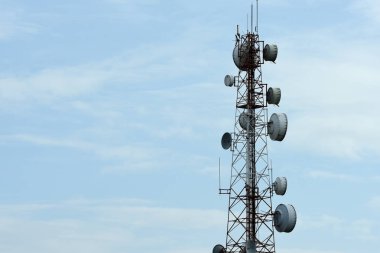 Kablosuz iletişim anteni ile parlak gökyüzü. Telekomünikasyon kule mavi gökyüzü ile antenler ile.