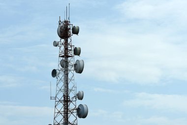 Kablosuz iletişim anteni ile parlak gökyüzü. Telekomünikasyon kule mavi gökyüzü ile antenler ile.