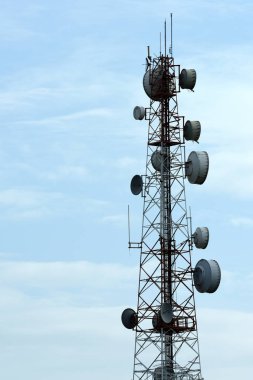 Kablosuz iletişim anteni ile parlak gökyüzü. Telekomünikasyon kule mavi gökyüzü ile antenler ile.