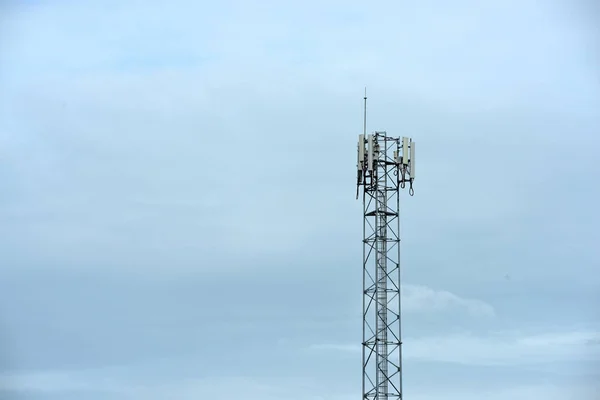 Torre Transmissão Fundo Céu — Fotografia de Stock