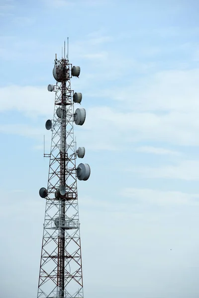 Trådlös Kommunikation Antennen Med Ljusa Himlen Telekommunikationen Står Hög Med — Stockfoto