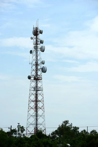 Trådlös Kommunikation Antennen Med Ljusa Himlen Telekommunikationen Står Hög Med — Stockfoto