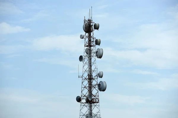 Antena Comunicação Sem Fio Com Céu Brilhante Torre Telecomunicações Com — Fotografia de Stock