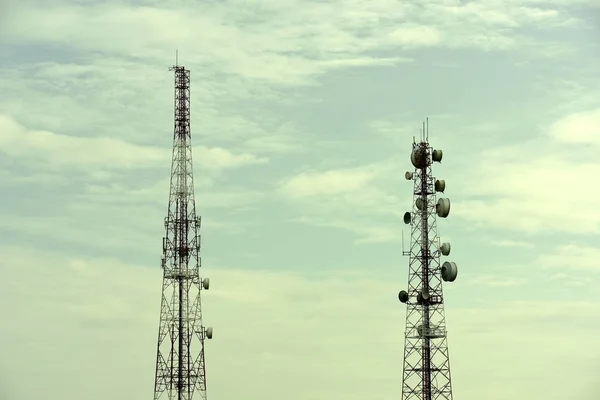 Trådløs Kommunikation Antenne Med Lyse Sky Telecommunication Tårn Med Antenner - Stock-foto