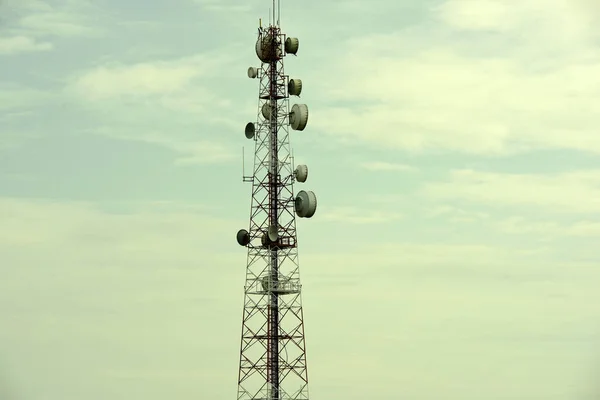 Antena Comunicação Sem Fio Com Céu Brilhante Torre Telecomunicações Com — Fotografia de Stock