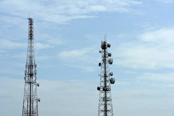 無線通信アンテナと 明るい空 通信用タワーと青い空のアンテナを — ストック写真