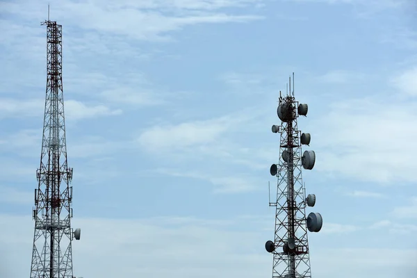 Antena Comunicação Sem Fio Com Céu Brilhante Torre Telecomunicações Com — Fotografia de Stock