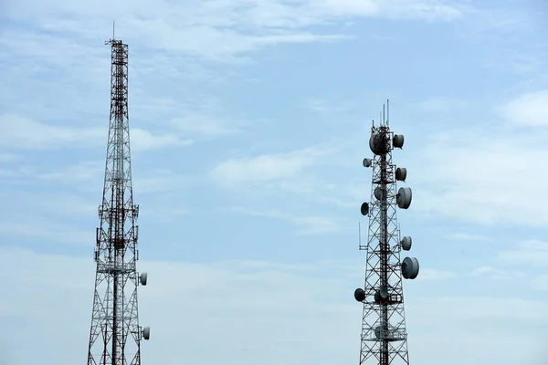 Antena Comunicação Sem Fio Com Céu Brilhante Torre Telecomunicações Com — Fotografia de Stock